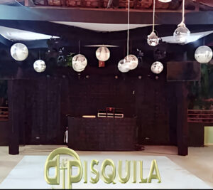 Estrutura de dança Quadrada Platinum com DJ Pisqüila em Lavras, Varginha, Nepomuceno, Boa Esperança, Perdões, Alfenas, São João del Rei, Campo Belo, Carrancas, Pouso Alegre, Elói Mendes, Formiga, Três Pontas, Arcos, Barbacena, Bom Despacho, Cambuquira, Conselheiro Lafaiete, Divinópolis, Itapecerica, Itaúna, Lagoa da Prata, Nova Serrana, Oliveira, Pará de Minas, São Lourenço e São Sebastião do Paraíso