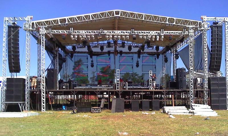 Locação de Equipamentos, estrutura externa para show, palco montado em área aberta, tablado com travamento firme, montagem para evento de rua, configuração para festival local, base estável para apresentações, estrutura pronta para luz e som, montagem para multidão, palco para atrações culturais, suporte técnico na operação, cenário para show ao vivo, estrutura com acabamento seguro, palco para eventos municipais, instalação com alinhamento externo, palco robusto para apresentações, aluguel de estrutura para eventos