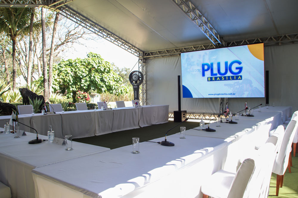 Locação de Equipamentos, tela de LED para exibição, painel para vídeos e imagens, conteúdo institucional em alta definição, solução para publicidade no evento, visual impactante no palco, operação técnica durante show, alinhamento de módulos LED, configuração de processadora, exibição de logo e vinheta, painel para transmissão ao vivo, estrutura para fixação segura, sistema visual para audiência, estabilidade de imagem contínua, suporte especializado no local, montagem profissional de videowall, aluguel de painel de LED para eventos