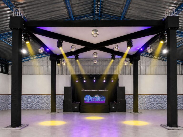 Opção maior com estrutura quadrada, DJ, som, luz, 9 globos espelhados, acabamento no teto e fundo atrás do DJ para festa em MG