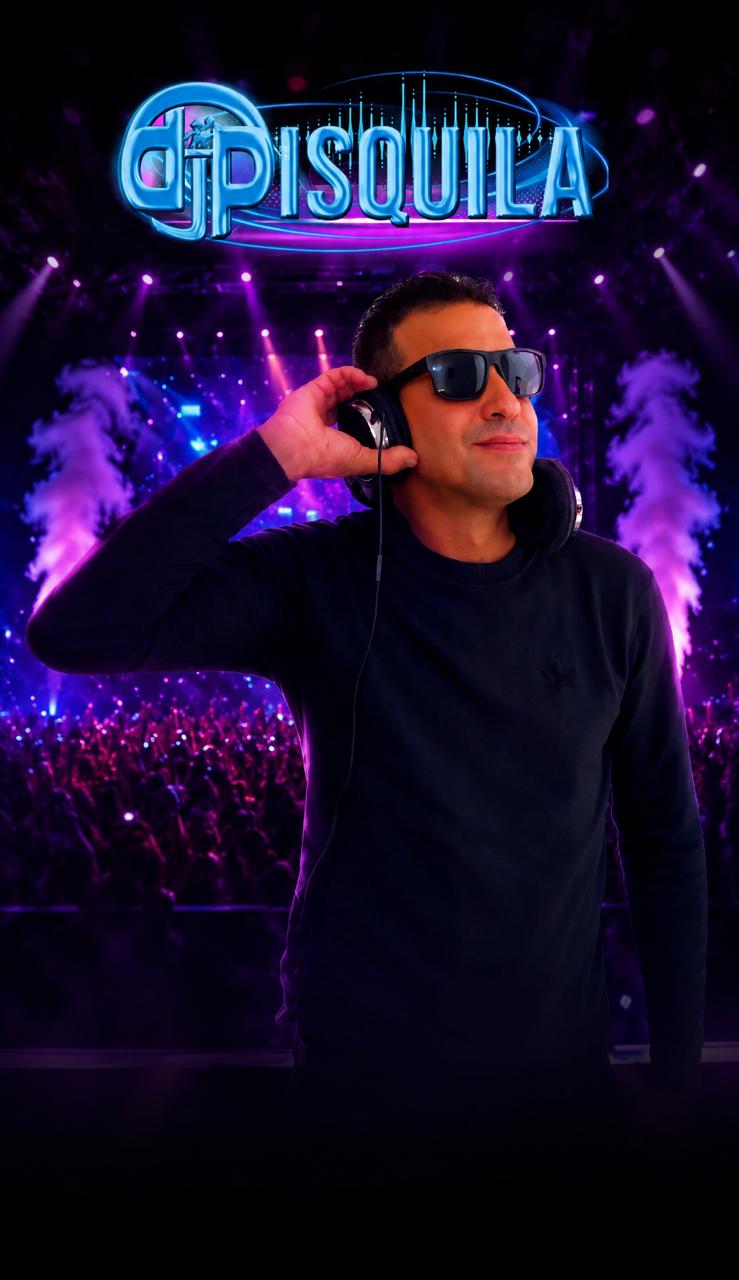 DJ Pisqüila com fones de ouvido em apresentação para festas e eventos
