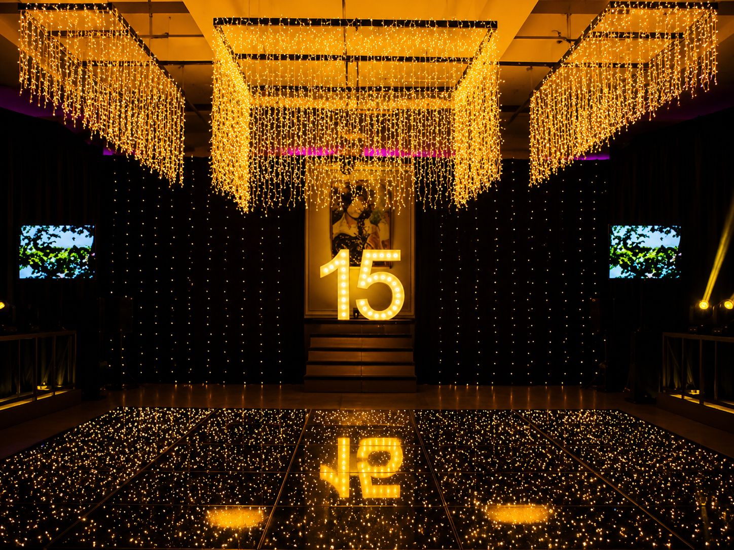 estrutura com lustre Paris para formatura, pista de LED para baile de formatura, DJ para formatura, DJ para festa de formandos, som profissional para formatura, iluminação para baile de formatura, lustre Paris para formatura, entrada dos formandos, pista iluminada para formatura, DJ Pisqüila formatura, DJ em Lavras, DJ em Varginha, DJ Minas Gerais, pacote de DJ com pista de LED, formatura com impacto visual Estrutura com lustre Paris, som, luz e pista de LED para formatura