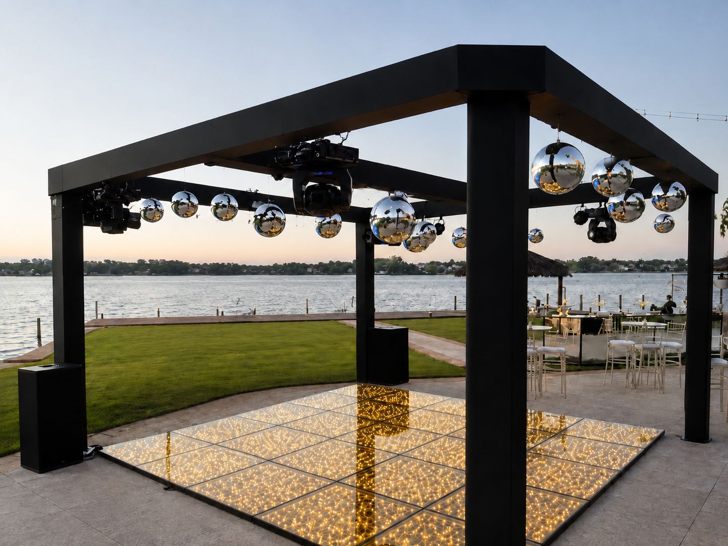 estrutura quadrada com 9 globos para formatura, pista de LED para baile de formatura, DJ para formatura, DJ para festa de formandos, globos para formatura, som profissional para formatura, iluminação para formatura, DJ Pisqüila formatura, DJ em Lavras, DJ em Varginha, DJ Minas Gerais, pacote de DJ com pista de LED, estrutura intermediária para formatura, festa de formandos com iluminação, som e luz para baile de formatura Estrutura quadrada com 9 globos, som, luz e pista de LED para formatura