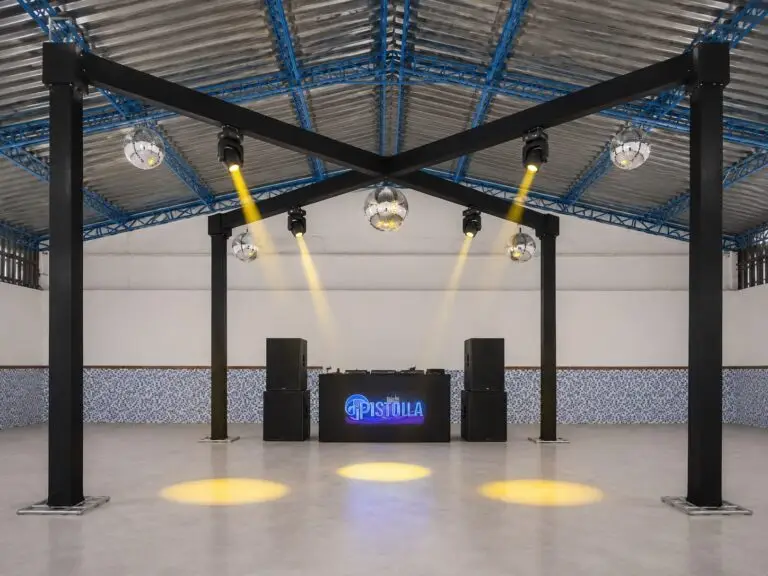 Opção intermediária com DJ, som, luz e estrutura em X com 5 globos espelhados para deixar a pista de dança mais bonita na festa em MG