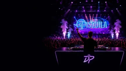 DJ Pisqüila comandando uma pista de dança com painel de LED, iluminação e efeitos
